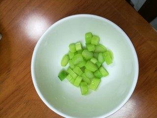 5、意大利面,芦笋开水灼至变为嫩绿色即可捞起，过凉水备用