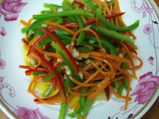 7、意大利面,将炒好的蔬菜装盘备用，（如果出锅的时候油太多记得要把油沥干，不然吃的时候可能会有些油腻）