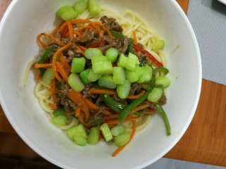 11、意大利面,将意大利面，炒好的酱料，芦笋一起搅拌均匀装盘