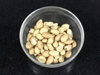 1、桃酥（花生桃酥）,烤好的花生米去皮备用。