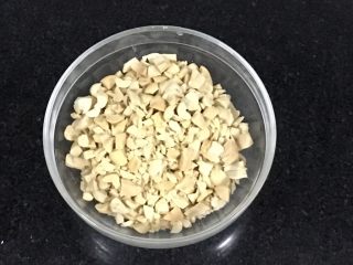 2、桃酥（花生桃酥）,用刀切成碎粒，碎的程度根据自己的喜欢来定，这个无所谓。