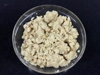 6、桃酥（花生桃酥）,用筷子拌匀，或者带上一次性手套用手抓匀也可以，总之让面粉和油充分融合。