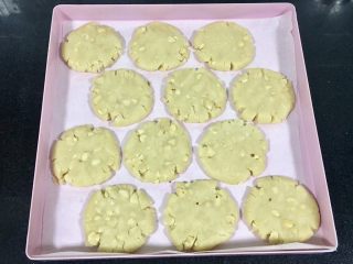 8、桃酥（花生桃酥）,分成十二份，压成不规则边缘的扁片，放入烤盘。