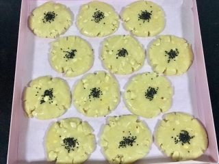 9、桃酥（花生桃酥）,刷上蛋液（方子以外的用量），撒上黑芝麻。