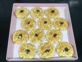 11、桃酥（花生桃酥）,出炉，晾凉。