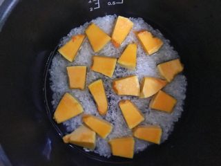 7、超满足便当（2）,南瓜放入洗好的米饭 按煮饭键