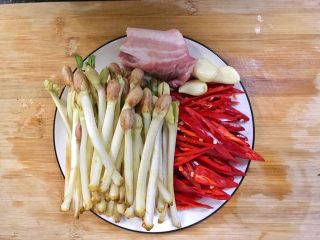 8、超满足便当（2）,五花肉炒花生苗备料 红椒去头去籽 切丝