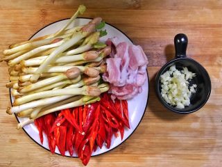 11、超满足便当（2）,五花肉切片 蒜切末