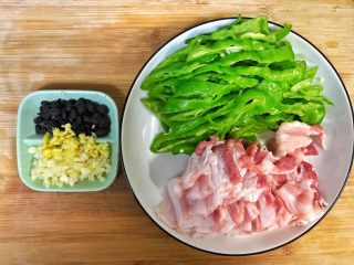 10、超满足便当（2）,五花肉切片 姜蒜切成末