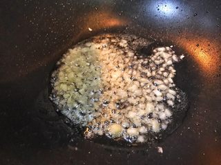15、超满足便当（2）,用五花肉煸出的油放入蒜末炒出香味