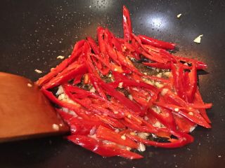 16、超满足便当（2）,加入红椒丝 放盐 翻炒把盐炒散