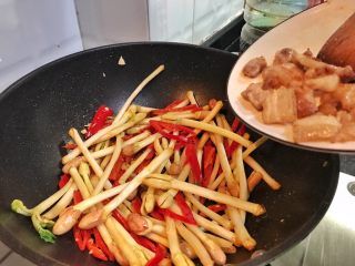 18、超满足便当（2）,放入之前少许五花肉片