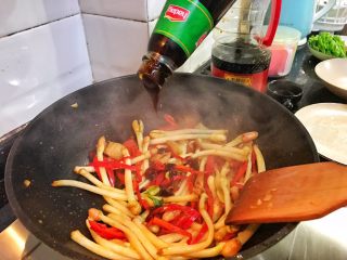 22、超满足便当（2）,看花生苗有些变色变软 加入少许耗油 关小火煸炒均匀