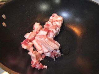 24、超满足便当（2）,干净锅 不放油（或者一丢丢） 直接放五花肉