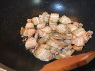 26、超满足便当（2）,翻炒 换面继续煎出油 到两面焦黄 肉开始卷曲 即可承出锅