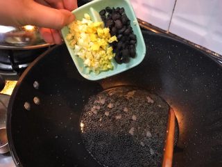 27、超满足便当（2）,用五花肉煸出的油 加入姜末、蒜末、豆豉 