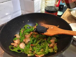 32、超满足便当（2）,老抽（好吧 倒得有点多了 因为拍照???? 加了一点之后 用水去冲掉了一部分）