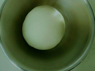 3、意大利玛格丽特披萨,继续使用湿毛巾盖好入冰箱冷藏，发酵30分钟到60分钟左右，即可。冰箱温度6℃即可。不入冰箱发酵也行，但是急用的话，也可以速发酵，放在温度高的地方发酵，30-40℃ 没问题。建议放冰箱发酵好点。