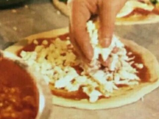 6、意大利玛格丽特披萨,继续撒上芝士。