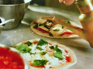 7、意大利玛格丽特披萨,再撒上罗勒叶。