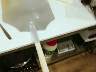 8、意大利玛格丽特披萨,接下来使用披萨铲铲入高温石烤箱里，上火300℃下火200℃