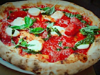 9、意大利玛格丽特披萨,15分钟，出炉啦。淋上橄榄油即可。