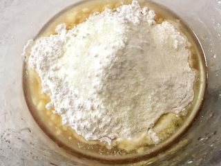 2、莲蓉蛋黄月饼,倒入面粉进来