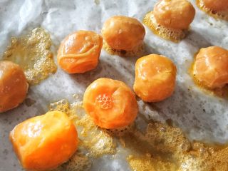 5、莲蓉蛋黄月饼,烤箱摄影180度，烤7分钟。