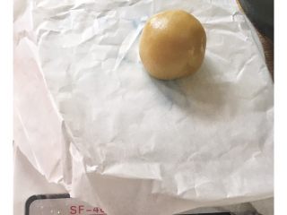 6、莲蓉蛋黄月饼,皮松弛好之后，称重，分成10等份，每一份30克左右。