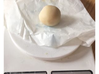 7、莲蓉蛋黄月饼,莲蓉称20克左右一份。
