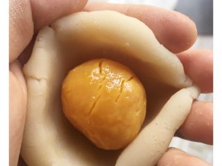 8、莲蓉蛋黄月饼,用莲蓉馅包住咸蛋黄