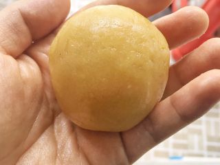 11、莲蓉蛋黄月饼,揉成光滑的面团