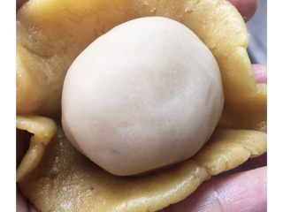 10、莲蓉蛋黄月饼,饼皮包住馅