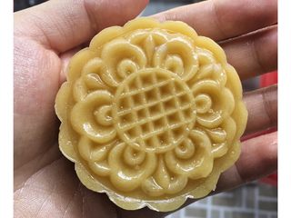 13、莲蓉蛋黄月饼,脱模完成