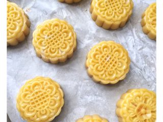 14、莲蓉蛋黄月饼,做完10个，放入烤箱中，170度，先烤8分钟定形