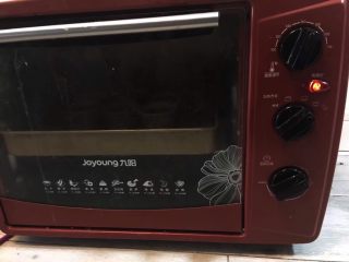 16、莲蓉蛋黄月饼,再放回烤箱，165度在烤10分钟