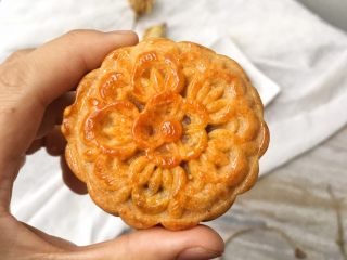 17、莲蓉蛋黄月饼,刚拿出来的月饼很硬，要过一晚，回油了才能变得软软的。