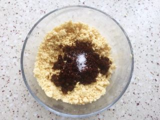 5、红糖饼干,加入红糖、盐再次搓均匀；