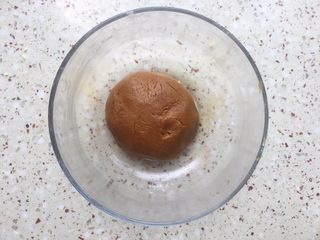7、红糖饼干,和成光滑的面团；