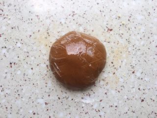 8、红糖饼干,盖上保鲜膜，放入冰箱冷藏1小时；