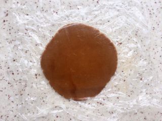 9、红糖饼干,擀成0.5厘米厚的薄片；