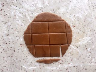 10、红糖饼干,去掉边角，切成你想要的形状；