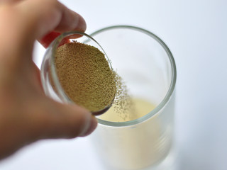 1、金枪鱼披萨,酵母倒入温水中，静置一会