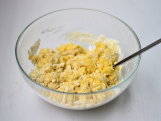 2、金枪鱼披萨,面粉、盐、白糖倒入碗中，将溶解后的酵母水倒入碗中，用筷子拌成絮状