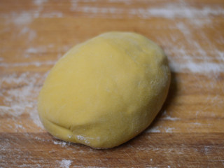 3、金枪鱼披萨,接着用手揉成光滑的面团，放入碗中