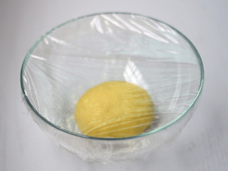 4、金枪鱼披萨,盖上保鲜膜，放置温暖处发酵40分钟