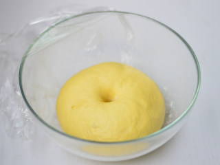 5、金枪鱼披萨,面团发酵至2倍大