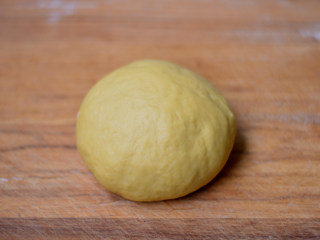 6、金枪鱼披萨,揉成原来的大小，静置20分钟