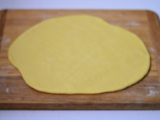 7、金枪鱼披萨,接着擀成面皮