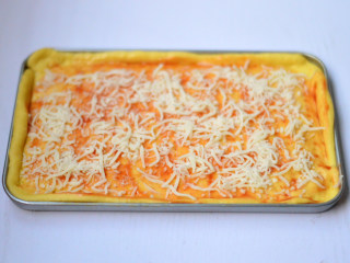 11、金枪鱼披萨,将面饼上抹上番茄酱，并撒上一些马苏里芝士